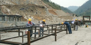 贵州罗望高速A3标碎石厂建设工作紧张进行